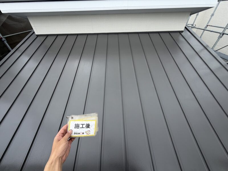屋根は無機塗料で施工しています。<br />
塗膜の劣化要因である紫外線・雨による影響を受けにくく、建物を長期にわたって保護します。