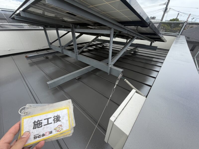 「緻密性」「親水性」「防カビ・防藻性」によって<br />
屋根の美観を永く維持する超低汚染性を実現しました。