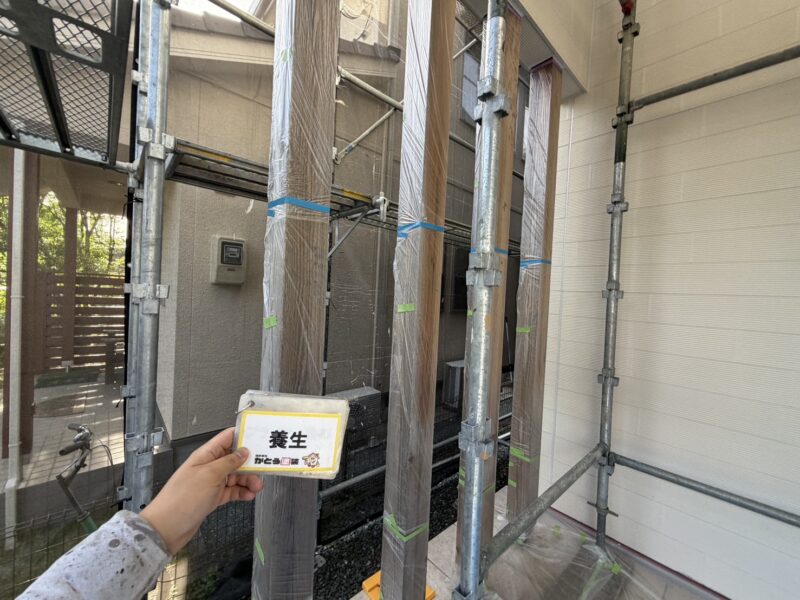 玄関周りの木柱も養生しています。