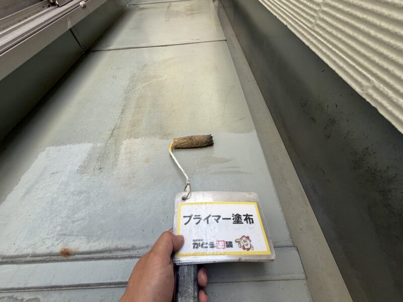 バルコニーのプライマー塗布の様子です。<br />
下地の調整をおこないます。