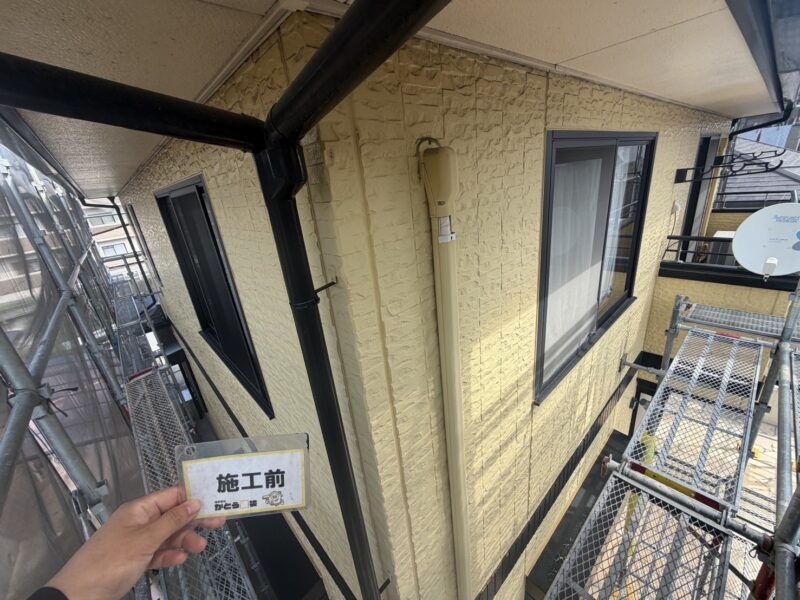 表面の塗膜や艶がなくなると汚れや埃が付着しやすくなり、汚れが積み重なり黒ずんでみえます。