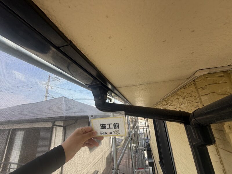 軒天はカビが生えていたり、蜘蛛の巣が張り巡らされていたりと、汚れが目立つ状態でした。