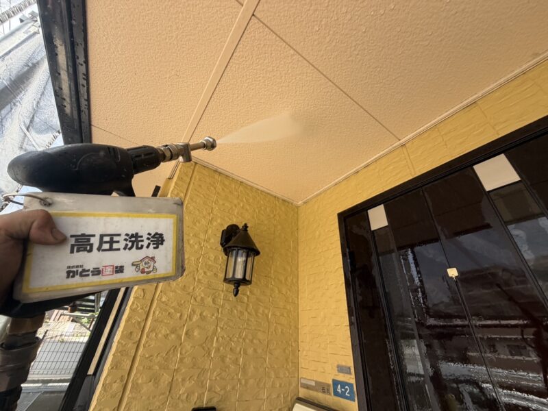 玄関天井の高圧洗浄の様子です。
