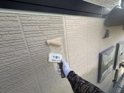 【菊陽町Y様邸】下地を整えるため、外壁の下塗りをおこないました