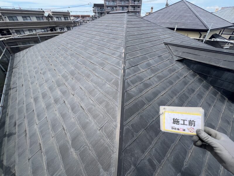 屋根は、日本で一番普及しているスレート屋根です。<br />
劣化により割れが発生しやすい屋根材ですので、洗浄の際も慎重におこないます。