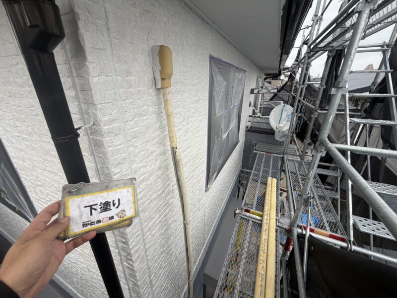 塗料の付着を防ぐため、しっかり養生をおこないます。