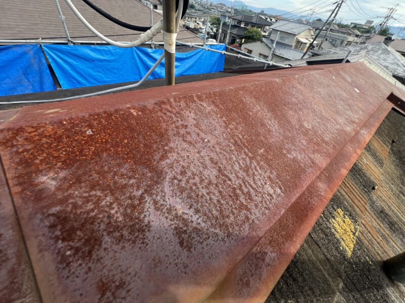 棟板金は元の色が分からないほど錆びついていました。<br />
鉄部は劣化し穴が開くこともありますので、劣化のサインがあると要注意です。