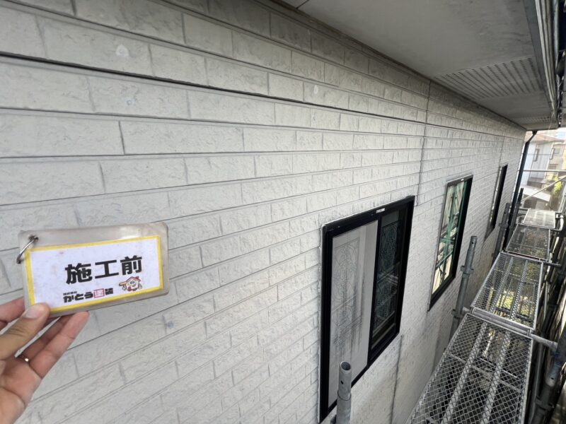 外壁材はサイディングでシーリングが劣化したことにより壁に隙間ができているように見えます。
