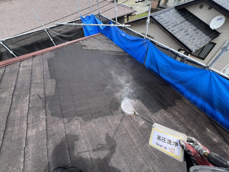 屋根の高圧洗浄の様子です。
