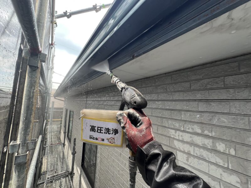 塗装前にしっかりと汚れを落とす大切な工程です。