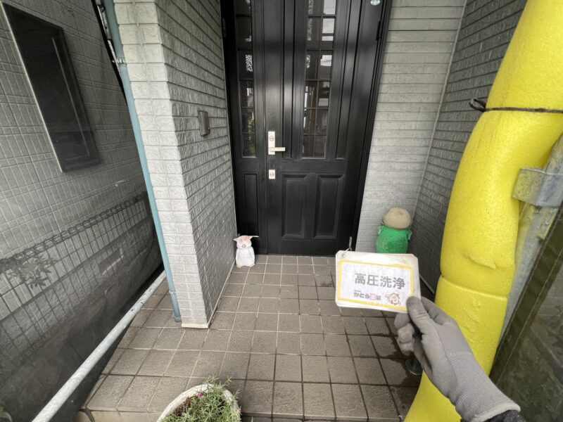 玄関周りも綺麗さっぱり洗い流しました。