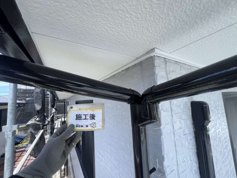 カーブしている塗りづらい箇所は、小さなローラーや刷毛を使い丁寧に施工しています。
