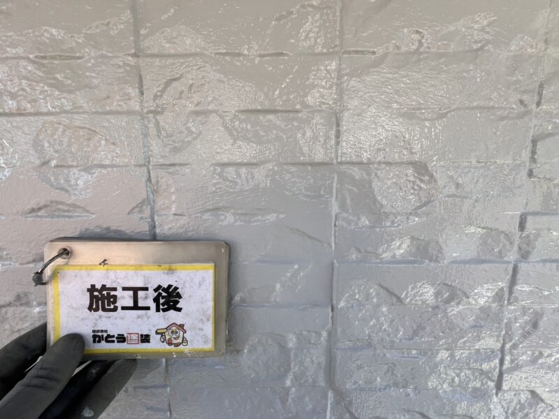 この艶が空気中の埃や汚れを寄せ付けず、雨が降るたび、雨水が汚れの下に入り込み、汚れを浮かせてセルフクリーニング効果で洗い流してくれます。
