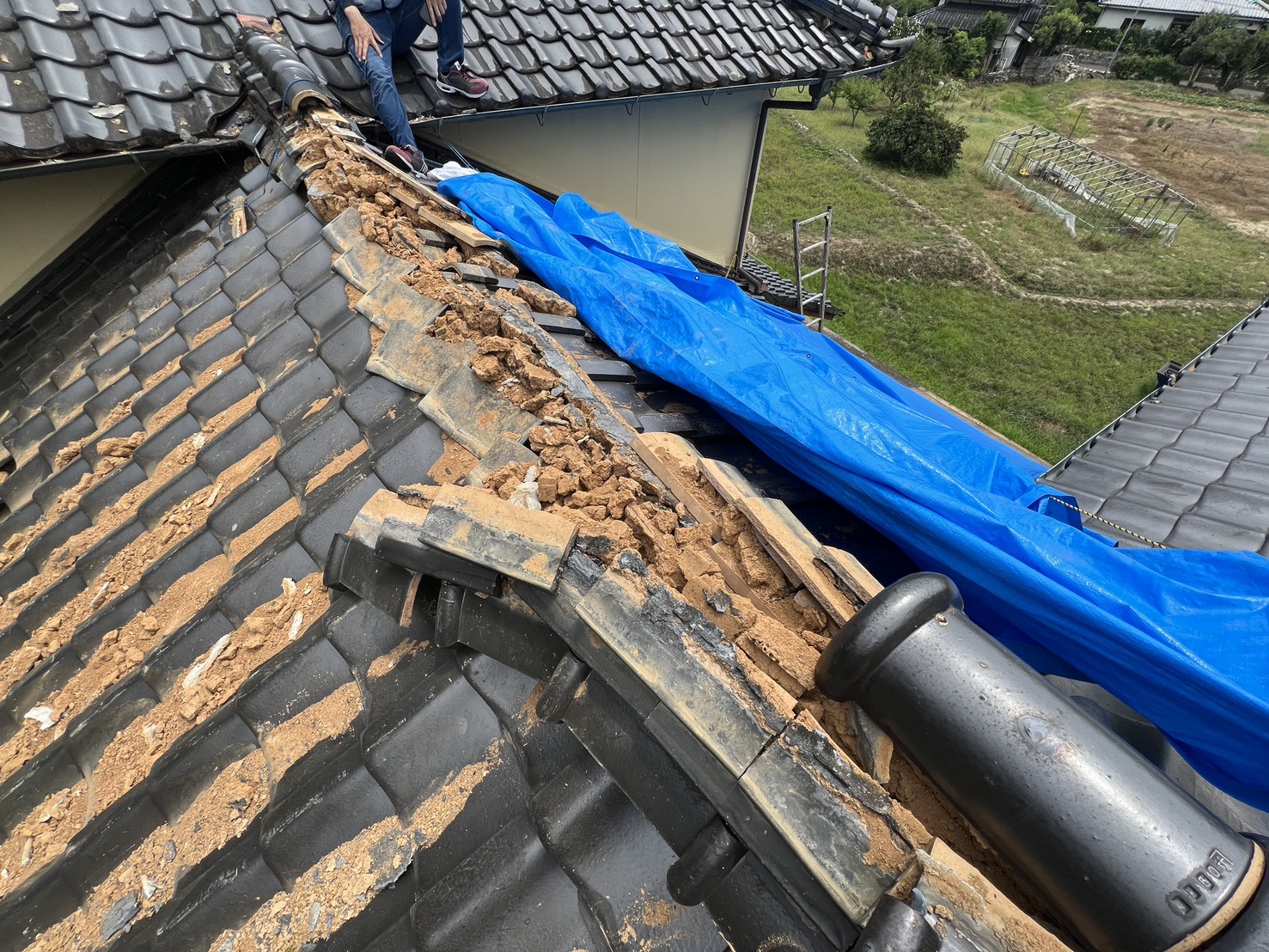 【宇城市M様邸】熊本地震の影響を受けた屋根にブルーシートをはりました