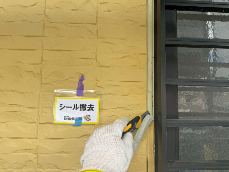 シーリングはすべて打ち替えをおこないます。<br />
既存のシーリング材を撤去していきます。