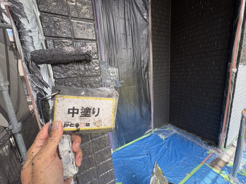 柱も外壁と同じ塗料で塗り替えています。