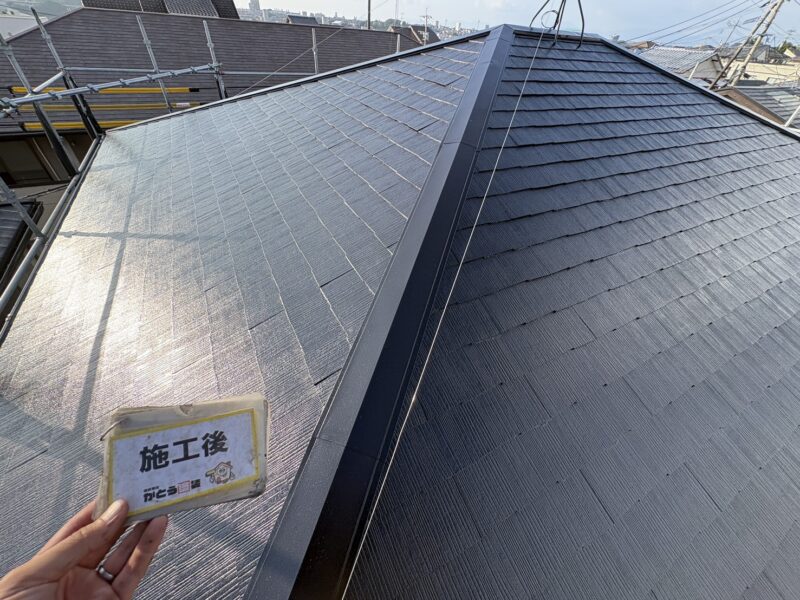 高い遮熱効果とすぐれた耐候性を発揮してくれるフッ素塗料を使用しています。<br />
外壁と合わせてブラック系で仕上げています。