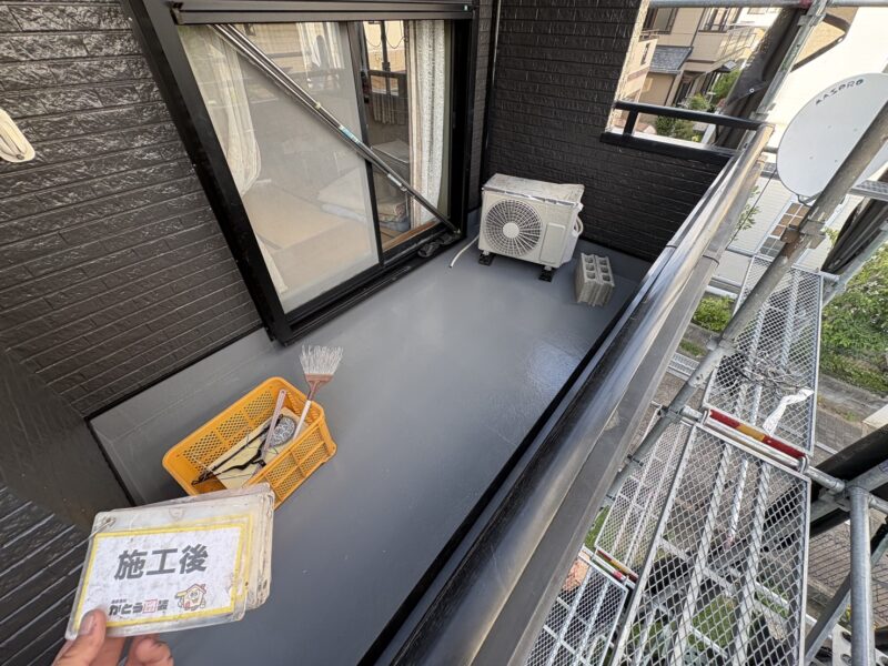 新しい塗膜が防水層をしっかり保護してくれています。<br />
剥がれや水捌けの悪さなど気になることがあれば早めに専門業者に相談するのがオススメです。