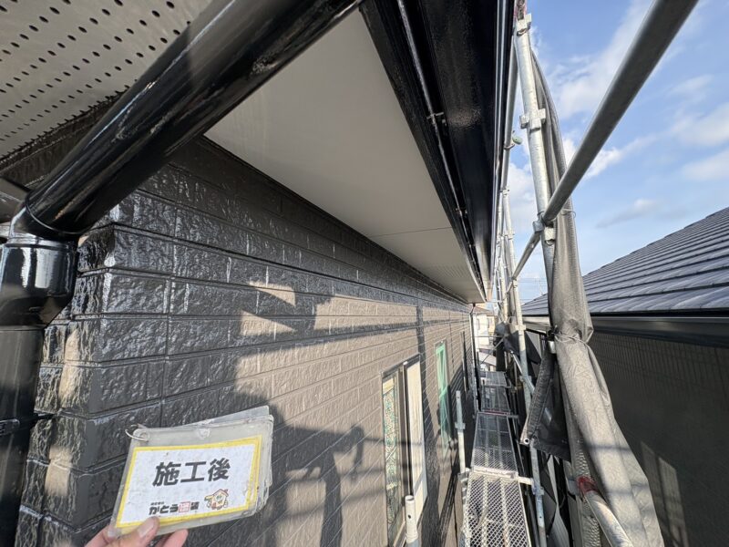 艶消しタイプで清潔感のあるカラーで塗り替えました。<br />
塗装後に湿潤状態になっても良好な付着性を保ってくれます。
