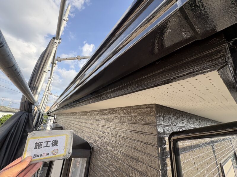 塗膜の劣化要因である紫外線・雨による影響を受けにくく、建物を長期にわたって保護します。