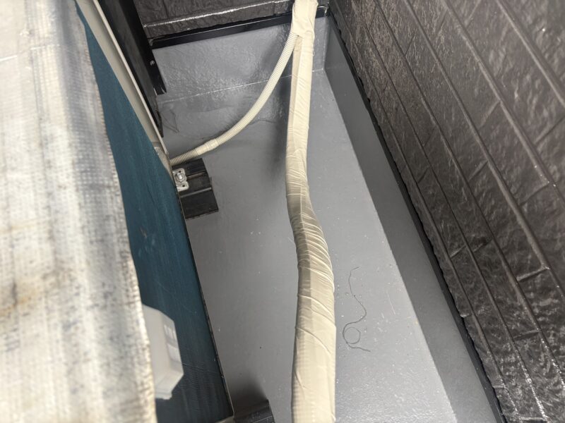 室外機ホースは新しいテープで巻きなおしています。