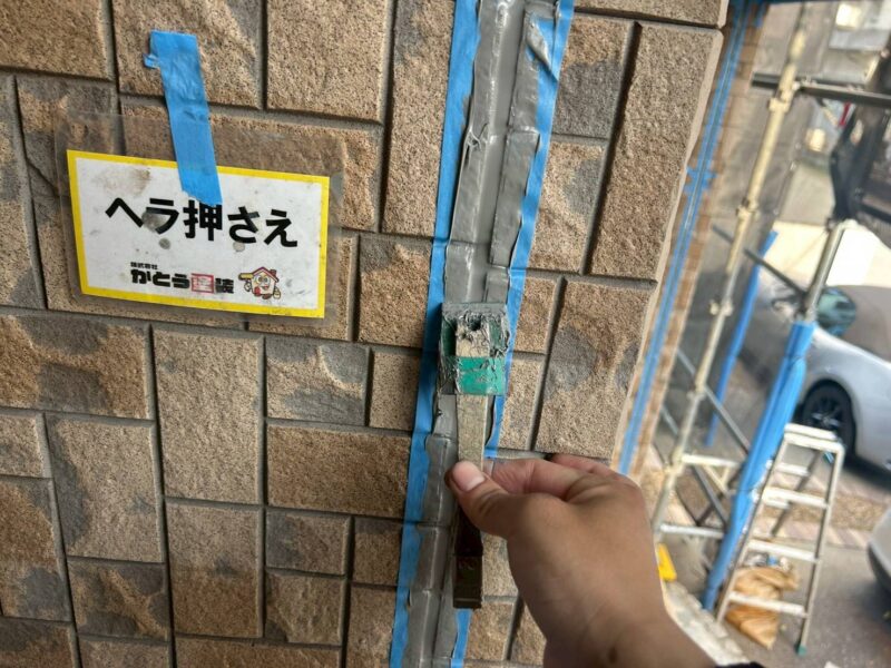 ヘラで押さえ、目地の隅々までシーリング材を行き渡らせます。