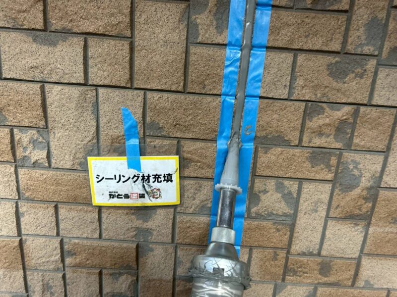 高耐久のシーリング材を目地にたっぷりと充填します。