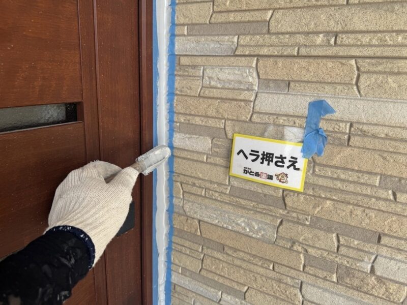ヘラで押さえ、密着性を高めます。