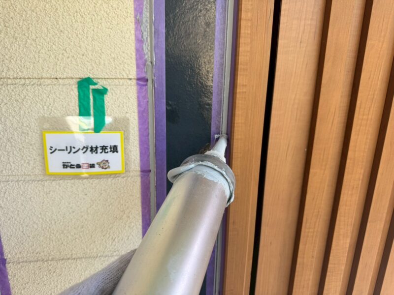 高耐久のシーリング材を目地にたっぷりと充填します。