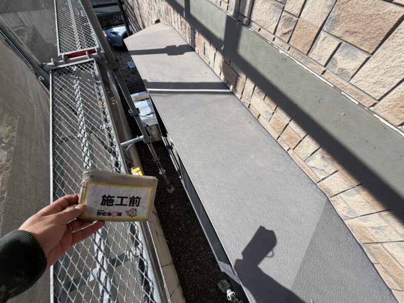出窓の天端は鉄部らしい艶感は失われ、侘しくくすんだ印象です。