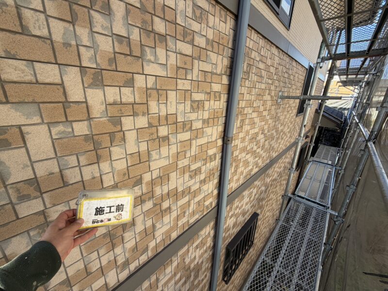 少し凹凸感のあるサイディングです。<br />
塗りつぶしてしまうと勿体ないので、凹凸を活かしながら綺麗にしていきます。