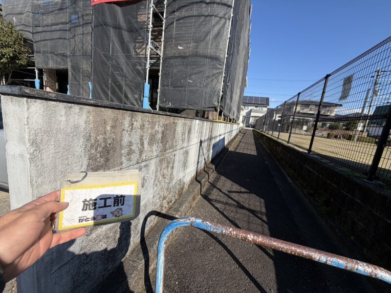 塀は長年の汚れが積み重なり、完全に白さが失われ黒ずんでいました。