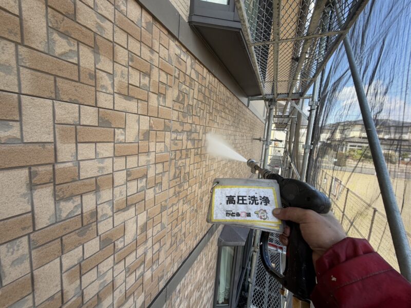 外壁の高圧洗浄の様子です。