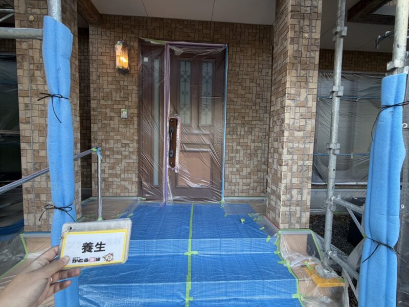 玄関扉や玄関周りも塗料の付着を防ぐため、しっかり養生します。