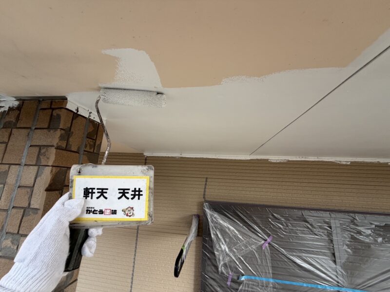 塗装後に湿潤状態になっても良好な付着性を保ってくれる専用の塗料を使用しています。