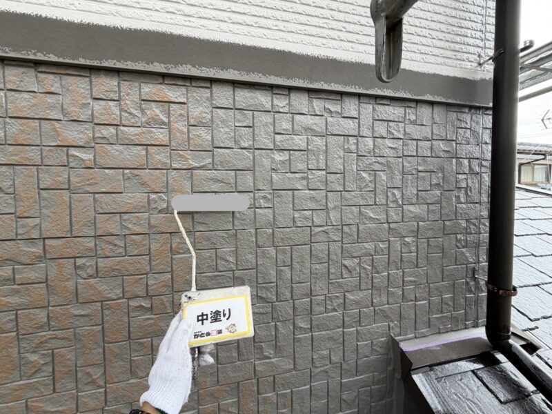 WB多彩仕上げ工法の特殊なローラーを使用し、複雑な柄を描き出していきます。