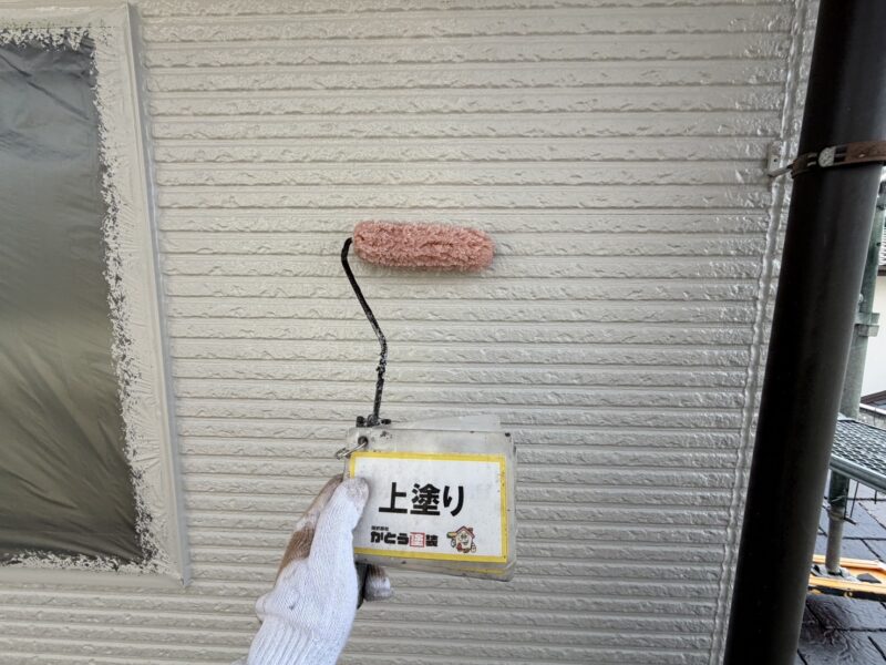 上塗りクリアー塗装の様子です。