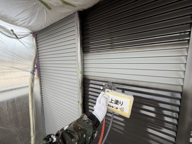上塗りの様子です。<br />
戸袋と雨戸はムラなく均一に仕上げるため、吹付塗装にて施工しています。