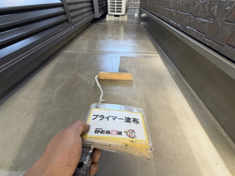 バルコニーは防水工事をおこないます。<br />
プライマー塗布の様子です。