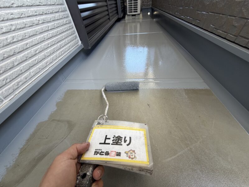 上塗りの様子です。<br />
しっかり塗膜に厚みを持たせながら、均一に塗布します。