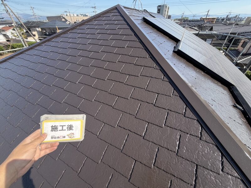 劣化が激しく色褪せていた屋根は、塗装でここまで美しく蘇ります。<br />
耐候性・低汚染性・ 防かび・防藻性を兼ね備えた塗料を使用しています。