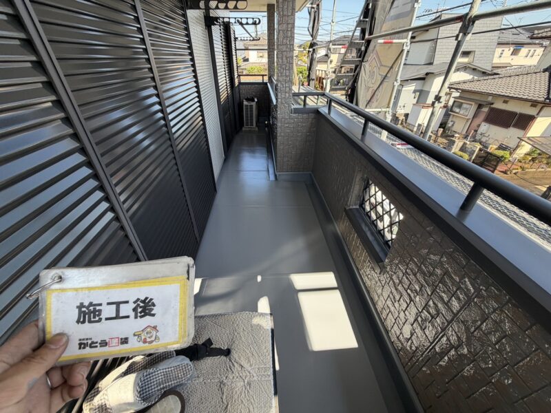 バルコニーは水捌けが悪くなってきたり、トップコートの剥がれなどが出てきたら、塗り替えのサインです。<br />
放置すると雨漏りすることがありますので、注意が必要です。