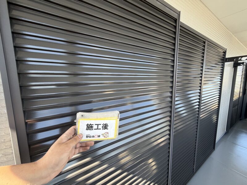 戸袋と雨戸は、晴れた日に見ると反射が美しく眩しい艶々の仕上がりです。