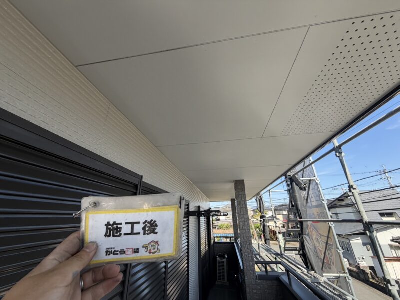 軒天は、弊社で人気のカラーN-85（ライトグレー）を使用しています。<br />
艶消しタイプで落ち着いた印象になります。