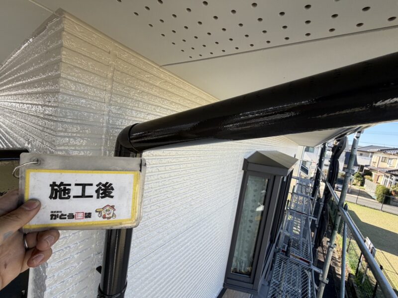 竪樋のカーブしている箇所は、小さなローラーや刷毛を使い丁寧に塗装しています。