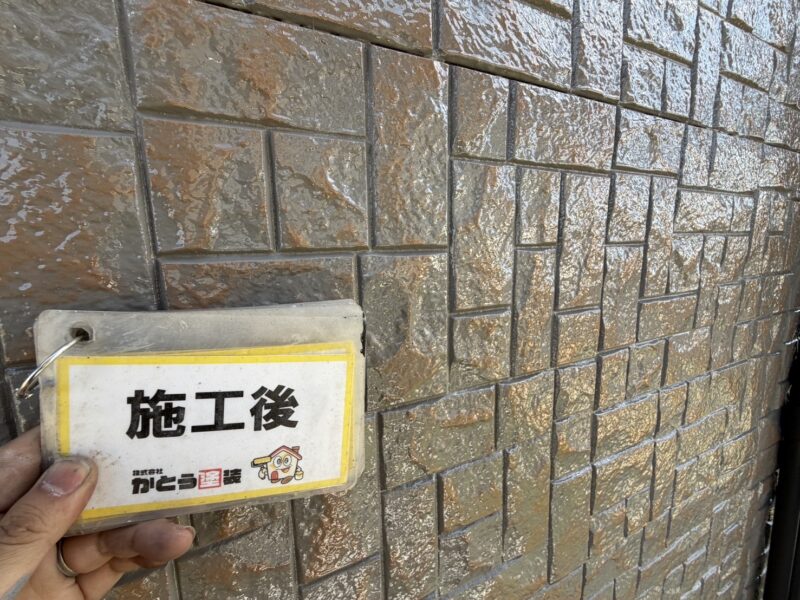 WB多彩仕上げ工法の特許ローラーを使った模様付けで、ベタ塗り感のない立体感のある仕上がりになります。<br />
既存のサイディングの凹凸を最大限活かすことができます。