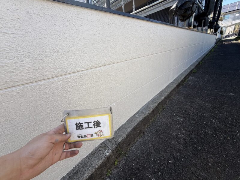 塀は常に紫外線や雨風にさらされ、雨垂れ汚れが目立ちやすいです。<br />
外壁塗装時に一緒に塗り替えてリフレッシュされる方が多いです。