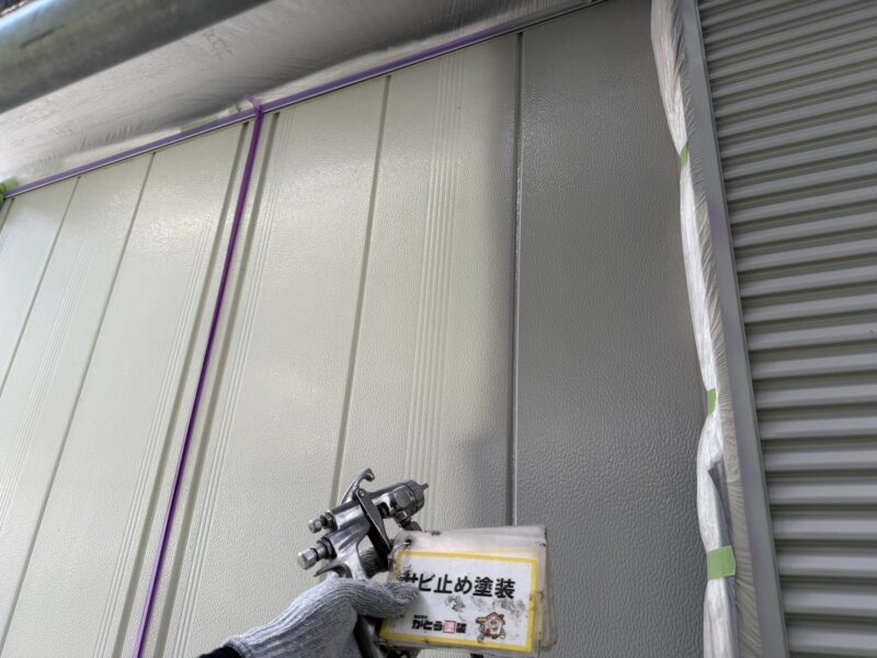 雨戸のサビ止め塗装の様子です。
