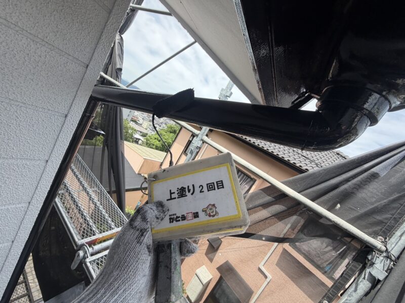 竪樋の上塗り2回目の様子です。