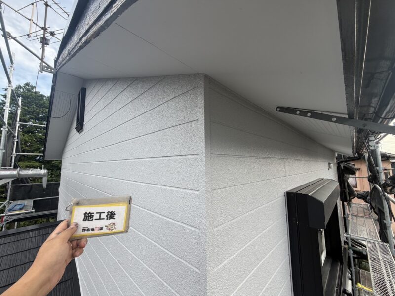 外壁で使用した塗料は、紫外線に強い「無機成分」を配合することによって緻密で強靭な塗膜を形成し、粒子の小さい汚染物質が入り込むのを防ぎます。